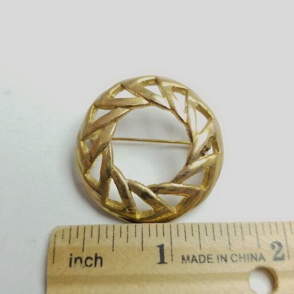Vintage Modernist Style Circle Brooch, Gold Tone Lapel Pin, Unisex Style Estate - Picture 4 of 6